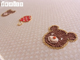 写真：クマとキノコの刺繍