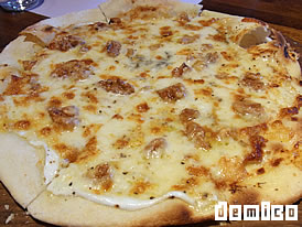 写真：石窯Pizza Coupe du Cinnamon(クープ ドゥ シナモン)[岐阜・多治見市]のクルミとチーズのピザ